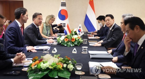 (마드리드=연합뉴스) 안정원기자 = 북대서양조약기구((NATO·나토) 정상회의 참석을 위해 스페인을 방문 중인 윤석열 대통령이 29일(현지시간) 마드리드 시내 한 호텔에서 열린 한·네덜란드 정상회담에서 마르크 뤼터 네덜란드 총리와 대화하고 있다. 2022.6.29 jeong@yna.co.kr