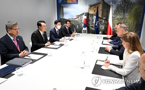 (마드리드=연합뉴스) 안정원 기자 = 북대서양조약기구((NATO·나토) 정상회의 참석을 위해 스페인을 방문 중인 윤석열 대통령이 29일(현지시간) 마드리드 이페마 컨벤션센터에서 한-폴란드 정상회담을 하고 있다. 2022.6.29 jeong@yna.co.kr