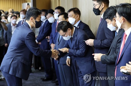 (서울=연합뉴스) 김인철 기자 = 이복현 금융감독원장(왼쪽)이 30일 오전 서울 종로구 생명보험교육문화센터에서 열린 보험회사 CEO 간담회에 입장하며 보험사 대표들과 인사하고 있다. 2022.6.30 yatoya@yna.co.kr