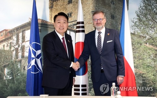 (마드리드=연합뉴스) 안정원 기자 =  북대서양조약기구(NATO·나토) 정상회의 참석차 스페인 마드리드를 방문 중인 윤석열 대통령이 30일 오전(현지시간) 마드리드 이페마 컨벤션센터에서 페트르 피알라 체코 총리와 정상회담에 앞서 악수하고 있다.  2022.6.30 jeong@yna.co.kr