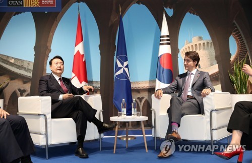 (마드리드=연합뉴스) 안정원 기자 =  북대서양조약기구(NATO·나토) 정상회의 참석차 스페인 마드리드를 방문 중인 윤석열 대통령이 30일 오전(현지시간) 마드리드 이페마 컨벤션센터에서 쥐스탱 트뤼도 캐나다 총리와 정상회담을 하고 있다. 2022.6.30 jeong@yna.co.kr