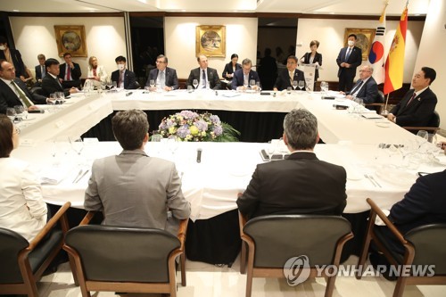 (마드리드=연합뉴스) 안정원 기자 = 윤석열 대통령이 30일(현지시간) 스페인 마드리드 시내 한 호텔에서 열린 스페인 경제인과의 오찬에 참석, 인사말을 하고 있다. 2022.6.30  [대통령실통신사진기자단] jeong@yna.co.kr