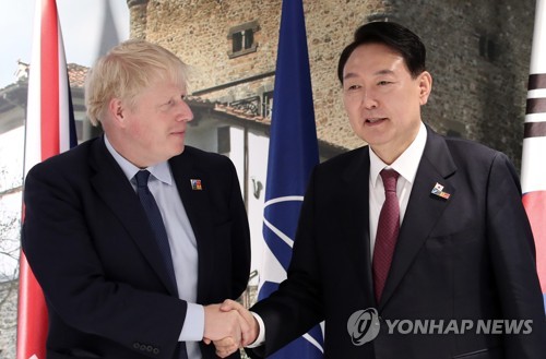 (마드리드=연합뉴스) 서명곤 기자 = 북대서양조약기구(NATO·나토) 정상회의 참석차 스페인 마드리드를 방문 중인 윤석열 대통령이 30일 오전(현지시간) 마드리드 이페마 컨벤션센터에서 보리스 존슨 영국 총리와 정상회담에 앞서 악수하고 있다. 2022.6.30 seephoto@yna.co.kr