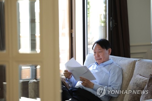 (서울=연합뉴스) 안정원 기자 = 대통령실은 북대서양조약기구(NATO.나토) 정상회의에 참석한 윤석열 대통령이 스페인 마드리드 시내에 위치한 호텔에서 자료를 검토하는 사진을 3일 공개했다. 2022.7.3 [대통령실 제공. 재판매 및 DB금지] jeong@yna.co.kr