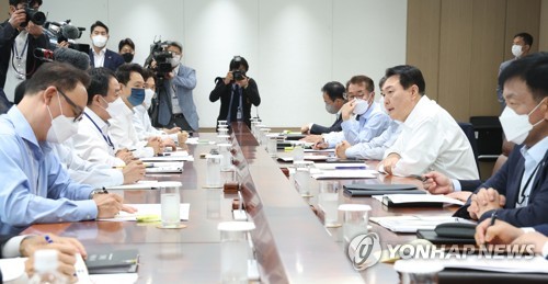 (서울=연합뉴스) 안정원 기자 = 윤석열 대통령이 4일 오전 서울 용산 대통령실에서 열린 수석비서관회의에서 발언하고 있다. 2022.7.4 jeong@yna.co.kr