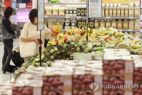 (서울=연합뉴스) 강민지 기자 = 먹거리 물가 오름세가 지속 중인 4일 서울의 한 대형마트에서 시민들이 장을 보고 있다. 2022.7.4 mjkang@yna.co.kr