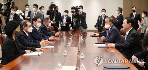 (서울=연합뉴스) 서명곤 기자 = 윤석열 대통령이 4일 오후 서울 용산 대통령실 청사에서 열린 일본의 기업인 단체 게이단렌(經團連·경제단체연합회) 대표단 접견에서 발언을 하고 있다. 2022.7.4 [대통령실통신사진기자단] seephoto@yna.co.kr