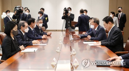 (서울=연합뉴스) 서명곤 기자 = 윤석열 대통령이 4일 오후 서울 용산 대통령실 청사에서 일본의 기업인 단체 게이단렌(經團連·경제단체연합회) 대표단을 접견하고 있다. 2022.7.4 [대통령실통신사진기자단] seephoto@yna.co.kr