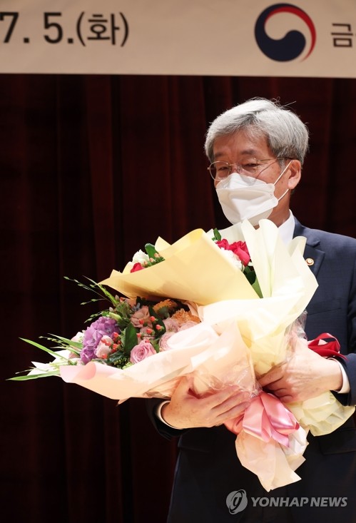 (서울=연합뉴스) 김승두 기자 = 고승범 금융위원장이 5일 정부서울청사에서 열린 이임식에서 꽃다발을 받고 있다. 2022.7.5 kimsdoo@yna.co.kr