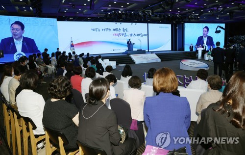 (서울=연합뉴스) 안정원 기자 = 윤석열 대통령이 5일 서울 여의도 중소기업중앙회관에서 열린 '제1회 여성기업 주간' 개막식에서 격려사를 하고 있다. 2022.7.5 jeong@yna.co.kr