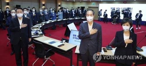 (청주=연합뉴스) 안정원 기자 = 윤석열 대통령이 7일 오전 충북 청주시 충북대학교에서 열린 2022 국가재정전략회의에서 국기에 경례를 하고 있다. 왼쪽부터 윤석열 대통령, 한덕수 국무총리, 박순애 사회부총리 겸 교육부 장관.  2022.7.7 jeong@yna.co.kr