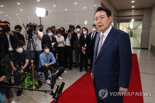 (서울=연합뉴스) 서명곤 기자 = 윤석열 대통령이 8일 오전 서울 용산 대통령실 청사로 출근하며 취재진의 질문에 답하고 있다. 2022.7.8 seephoto@yna.co.kr
