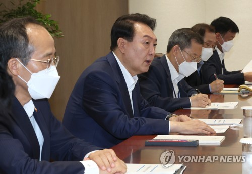 (서울=연합뉴스) 서명곤 기자 = 윤석열 대통령이 8일 오전 서울 용산 대통령실 청사에서 열린 제1차 비상경제민생회의를 주재하고 있다. 2022.7.8 seephoto@yna.co.kr