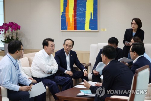 (서울=연합뉴스) 윤석열 대통령이 8일 오전 서울 용산 대통령실 청사에서 제1차 비상경제민생회의에 앞서 추경호 경제부총리 겸 기획재정부 장관 등 회의 참석자들과 대화하고 있다. 2022.7.8 [대통령실 제공, 재판매 및 DB 금지] seephoto@yna.co.kr
