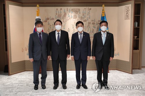 (서울=연합뉴스) 윤석열 대통령이 11일 서울 용산 대통령실 청사에서 김주현 금융위원장에게 임명장을 수여한 뒤 기념촬영을 하고 있다. 왼쪽부터 김대기 비서실장, 윤 대통령, 김주현 금융위원장, 최상목 경제수석. 2022.7.11 [대통령실 제공, 재판매 및 DB 금지] seephoto@yna.co.kr