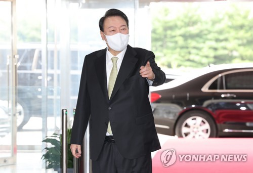 (서울=연합뉴스) 서명곤 기자 = 윤석열 대통령이 12일 오전 서울 용산 대통령실 청사로 출근하며 기자들과 질의응답을 하고 있다. 2022.7.12 seephoto@yna.co.kr