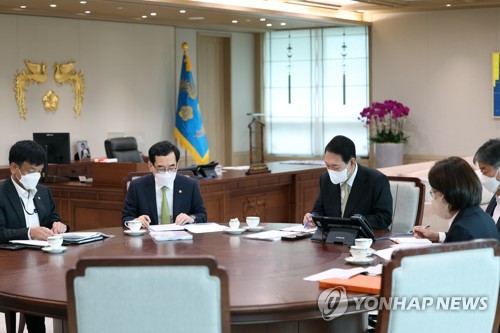 (서울=연합뉴스) 안정원 기자 = 윤석열 대통령이 12일 오전 서울 용산 대통령실 청사 집무실에서 이창양 산업통상자원부 장관(왼쪽 두 번째)으로부터 업무보고를 받고 있다. 2022.7.12 [대통령실 제공. 재판매 및 DB금지] jeong@yna.co.kr