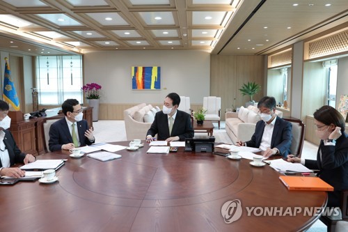 (서울=연합뉴스) 안정원 기자 = 윤석열 대통령이 12일 오전 서울 용산 대통령실 청사 집무실에서 이창양 산업통상자원부 장관(왼쪽 두 번째)으로부터 업무보고를 받고 있다. 2022.7.12 [대통령실 제공. 재판매 및 DB금지] jeong@yna.co.kr