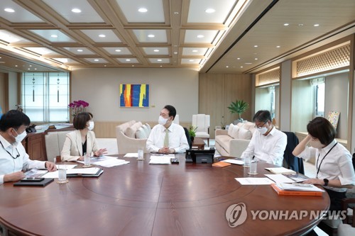 (서울=연합뉴스) 안정원 기자 = 윤석열 대통령이 12일 오전 서울 용산 대통령실 청사 집무실에서 이영 중소벤처기업부 장관(왼쪽 두 번째)으로부터 업무보고를 받고 있다. 2022.7.12 [대통령실 제공. 재판매 및 DB금지] jeong@yna.co.kr