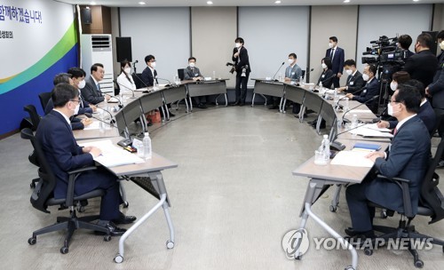(서울=연합뉴스) 서명곤 기자 = 윤석열 대통령이 14일 오전 서울 중구 서민금융통합지원센터에서 열린 제2차 비상경제민생회의를 주재하고 있다. 2022.7.14 [대통령실통신사진기자단] seephoto@yna.co.kr