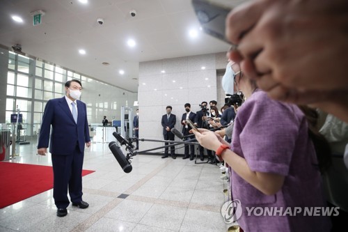 (서울=연합뉴스) 안정원 기자 = 윤석열 대통령이 15일 오전 서울 용산 대통령실 청사로 출근, 기자들과 질의응답을 하고 있다. 2022.7.15 [대통령실통신사진기자단] jeong@yna.co.kr