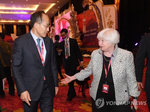 (서울=연합뉴스) G20 재무장관·중앙은행총재회의 참석차 인도네시아 발리를 방문 중인 추경호 경제부총리 겸 기획재정부 장관이 15일 발리 누사두아 컨벤션센터(BNDCC)에서 재닛 옐런 미국 재무장관과 환담을 하고 있다. 2022.7.15 [기획재정부 제공. 재판매 및 DB 금지] photo@yna.co.kr