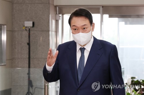 (서울=연합뉴스) 안정원 기자 = 윤석열 대통령이 18일 오전 서울 용산 대통령실 청사로 출근하며 기자들과 질의응답을 하고 있다. 2022.7.18 jeong@yna.co.kr
