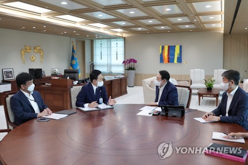 (서울=연합뉴스) 서명곤 기자 = 윤석열 대통령이 18일 오후 서울 용산 대통령실청사에서 원희룡 국토교통부 장관으로부터 부처 업무보고를 받고 있다. 왼쪽부터 최상목 경제수석, 원희룡 장관, 윤 대통령, 김대기 비서실장. 2022.7.18 [대통령실 제공, 재판매 및 DB 금지] seephoto@yna.co.kr