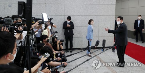 (서울=연합뉴스) 안정원 기자 = 윤석열 대통령이 19일 오전 서울 용산 대통령실 청사로 출근하며 취재진의 질문에 답하고 있다. 2022.7.19 [대통령실통신사진기자단] jeong@yna.co.kr
