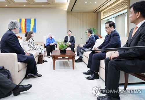 (서울=연합뉴스) 안정원 기자 = 윤석열 대통령이 19일 오후 서울 용산 대통령실 청사에서 재닛 옐런 미국 재무장관과 만나 대화하고 있다. 2022.7.19 jeong@yna.co.kr