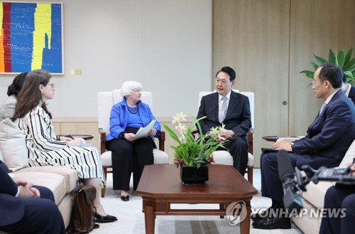 (서울=연합뉴스) 안정원 기자 = 윤석열 대통령이 19일 오후 서울 용산 대통령실 청사에서 재닛 옐런 미국 재무장관과 만나 대화하고 있다. 2022.7.19 jeong@yna.co.kr