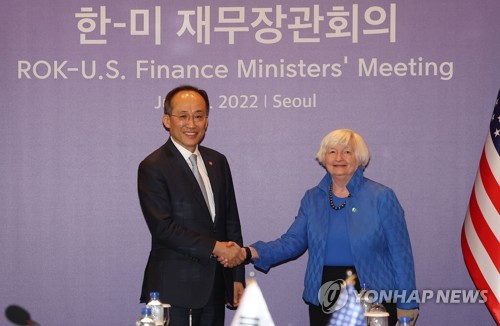 (서울=연합뉴스) 박동주 기자 = 추경호 경제부총리 겸 기획재정부 장관(왼쪽)이 19일 서울 중구 롯데호텔에서 열린 한미재무장관회의에서 재닛 옐런 미국 재무장관과 악수를 하고 있다. 2022.7.19 [공동취재] pdj6635@yna.co.kr
