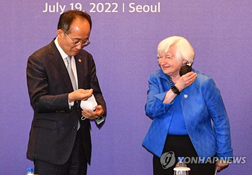 (서울=연합뉴스) 박동주 기자 = 추경호 경제부총리 겸 기획재정부 장관과 옐런 미국 재무 장관이 19일 서울 중구 롯데호텔에서 열린 한-미 재무장관 회의에서 마스크를 벗고 있다. 2022.7.19 [공동취재] pdj6635@yna.co.kr