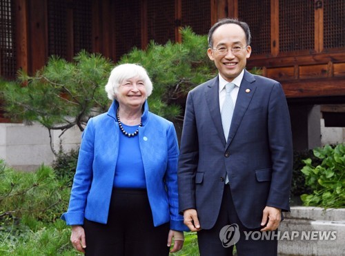 (서울=연합뉴스) 추경호 경제부총리 겸 기획재정부 장관과 재닛 옐런 미국 재무장관이 19일 서울 성북구 한국가구박물관에서 한-미 재무장관회의 후 기념촬영을 하고 있다. 2022.7.19 [기획재정부 제공. 재판매 및 DB 금지] photo@yna.co.kr
