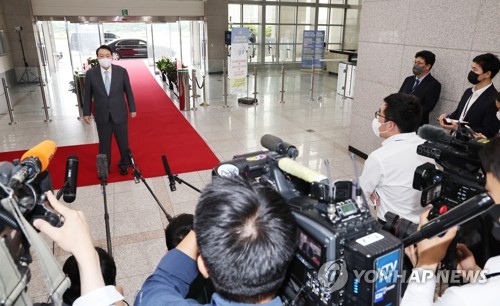 (서울=연합뉴스) 안정원 기자 = 윤석열 대통령이 20일 오전 서울 용산 대통령실 청사로 출근, 기자들의 질문에 답하고 있다. 2022.7.20 jeong@yna.co.kr