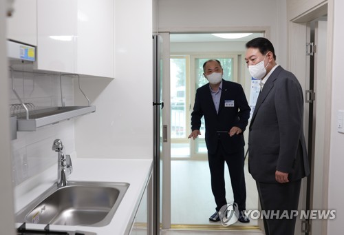 (성남=연합뉴스) 안정원 기자 = 윤석열 대통령이 20일 오후 경기도 성남시 분당구 목련1 영구임대아파트 단지 내 리모델링 세대를 방문하고 있다. 2022.7.20 [대통령실 제공. 재판매 및 DB금지] jeong@yna.co.kr