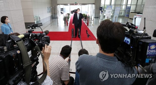(서울=연합뉴스) 안정원 기자 = 윤석열 대통령이 21일 오전 서울 용산 대통령실 청사로 출근, 기자들의 질문에 답하고 있다. 2022.7.21 [대통령실통신사진기자단] jeong@yna.co.kr