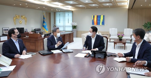 (서울=연합뉴스) 안정원 기자 = 윤석열 대통령이 21일 오후 서울 용산 대통령실 청사에서 박진 외교부 장관으로부터 부처 업무보고를 받고 있다. 왼쪽부터 김성한 국가안보실장, 박진 장관, 윤 대통령, 김대기 비서실장. 2022.7.21 [대통령실 제공, 재판매 및 DB 금지 jeong@yna.co.kr