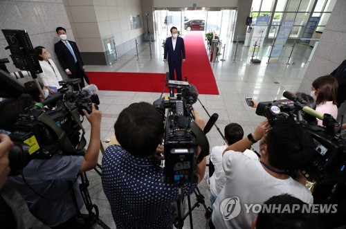 (서울=연합뉴스) 서명곤 기자 = 윤석열 대통령이 22일 오전 서울 용산구 대통령실 청사로 출근하며 취재진의 질문에 답하고 있다.  2022.7.22 [대통령실통신사진기자단] seephoto@yna.co.kr