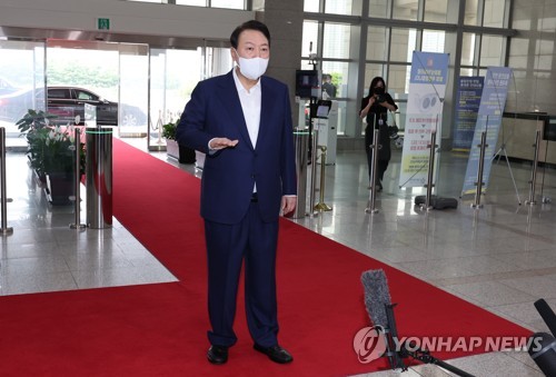 (서울=연합뉴스) 서명곤 기자 = 윤석열 대통령이 22일 오전 서울 용산구 대통령실 청사로 출근하며 취재진의 질문에 답하고 있다.  2022.7.22 seephoto@yna.co.kr