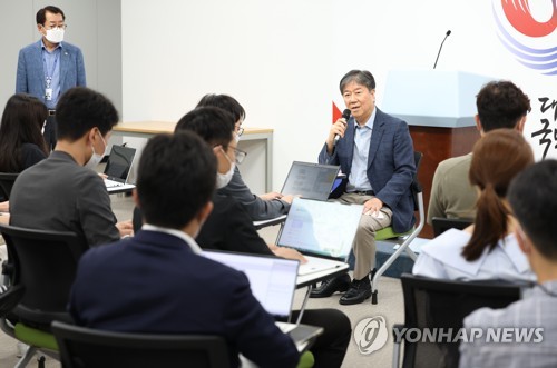 (서울=연합뉴스) 안정원 기자 = 김대기 대통령비서실장이 24일 오후 서울 용산 대통령실 청사에서 열린 기자간담회에서 발언하고 있다. 2022.7.24 jeong@yna.co.kr