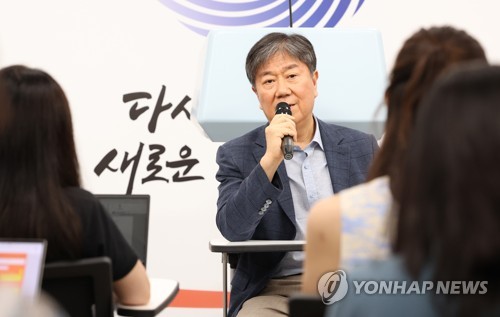 (서울=연합뉴스) 안정원 기자 = 김대기 대통령비서실장이 24일 오후 서울 용산 대통령실 청사에서 열린 기자간담회에서 현안 관련 발언을 하고 있다. 2022.7.24 jeong@yna.co.kr