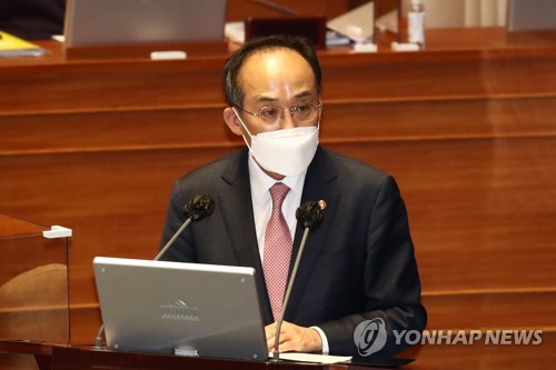 (서울=연합뉴스) 하사헌 기자 = 추경호 부총리 겸 기획재정부 장관이 26일 국회 본회의장에서 열린 경제 분야 대정부질문에서 의원 질의에 답변하고 있다. 2022.7.26 [국회사진기자단] toadboy@yna.co.kr