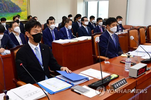 (서울=연합뉴스) 이정훈 기자 = 28일 오전 국회에서 열린 정무위원회 전체회의에 김주현 금융위원장(오른쪽)과 이복현 금융감독원장이 출석해 있다. 2022.7.28 [국회사진기자단] uwg806@yna.co.kr