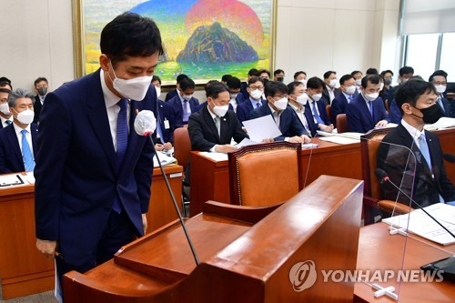 (서울=연합뉴스) 이정훈 기자 = 28일 오전 국회에서 열린 정무위원회 전체회의에서 김주현 금융위원장이 업무보고를 하기 전 인사하고 있다. 2022.7.28 [국회사진기자단] uwg806@yna.co.kr