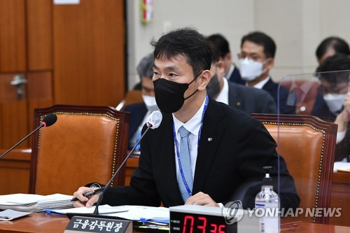 (서울=연합뉴스) 하사헌 기자 = 이복현 금융감독원장이 28일 서울 여의도 국회에서 열린 정무위원회 전체회의에서 의원 질의에 답변하고 있다. 2022.7.28 [국회사진기자단] toadboy@yna.co.kr