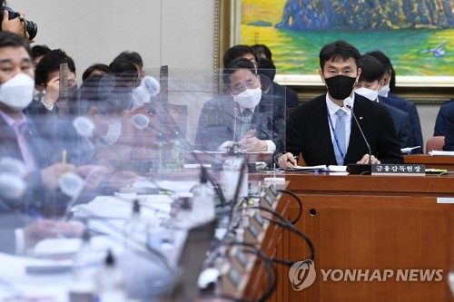 (서울=연합뉴스) 하사헌 기자 = 이복현 금융감독원장이 28일 서울 여의도 국회에서 열린 정무위원회 전체회의에서 의원 질의에 답변하고 있다. 2022.7.28 [국회사진기자단] toadboy@yna.co.kr