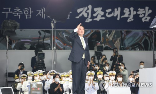 (울산=연합뉴스) 서명곤 기자 = 윤석열 대통령이 28일 오전 울산시 현대중공업에서 열린 차세대 이지스구축함 정조대왕함 진수식에 참석, 축사에 앞서 인사하고 있다. 2022.7.28 seephoto@yna.co.kr