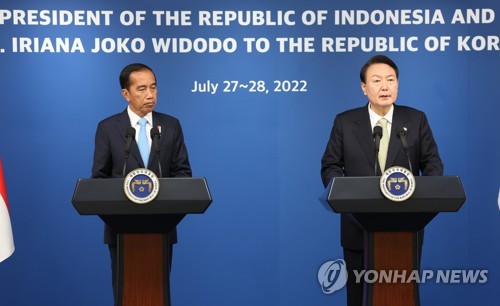 (서울=연합뉴스) 서명곤 기자 = 윤석열 대통령과 조코 위도도(조코위) 인도네시아 대통령이 28일 오후 서울 용산 대통령실 청사에서 한-인도네시아 정상회담이 끝난 뒤  공동언론발표를 하고 있다. 2022.7.28 seephoto@yna.co.kr