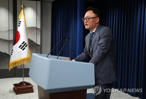 (서울=연합뉴스) 서명곤 기자 = 2일 오후 서울 용산 대통령실 청사 브리핑룸에서 안상훈 사회수석이  초등학교 입학연령을 만 5세로 한 해 낮추는 학제개편안 등 현안에 대해 브리핑하고 있다. 2022.8.2 seephoto@yna.co.kr